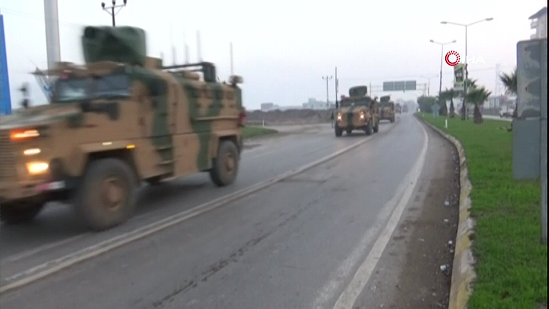 Arteşa Tirkiyeyê zirêpoş û hejmarek leşker rêkir ser sînorê Suriyeyê